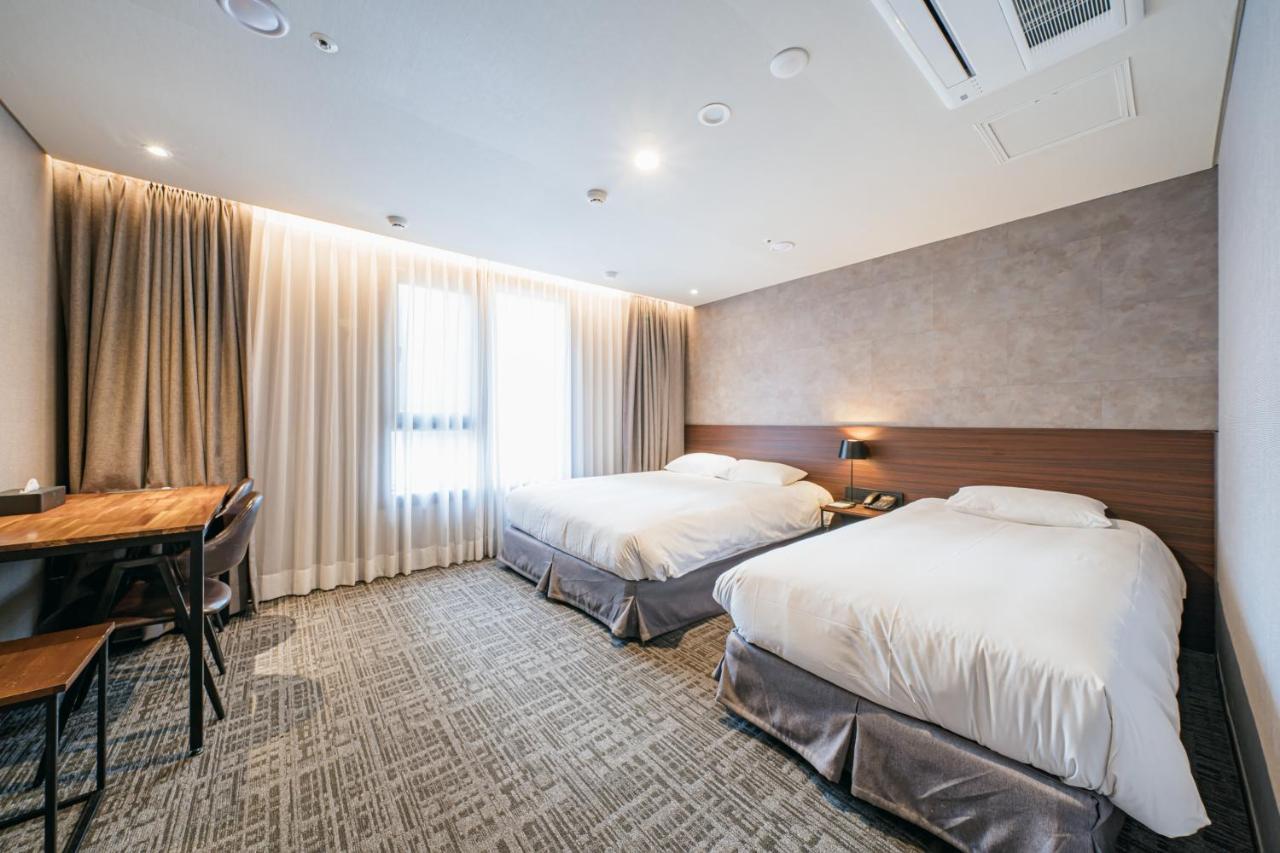 Hotel With City Jeju Buitenkant foto