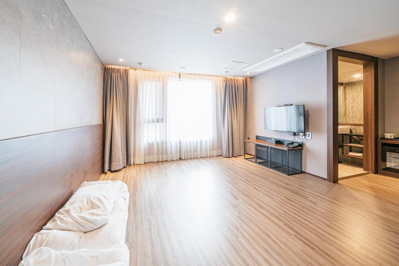 Hotel With City Jeju Buitenkant foto